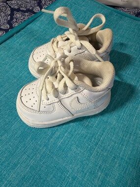 Nike Kids 3C White Low-Top Sneakers with Cushioned Collar